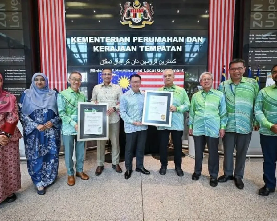 The GreenRE Gold certificates for Menara KPKT presented at the Ministry of Housing and Local Government, Putrajaya