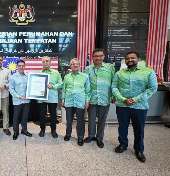 The GreenRE Gold certificates for Menara KPKT presented at the Ministry of Housing and Local Government, Putrajaya